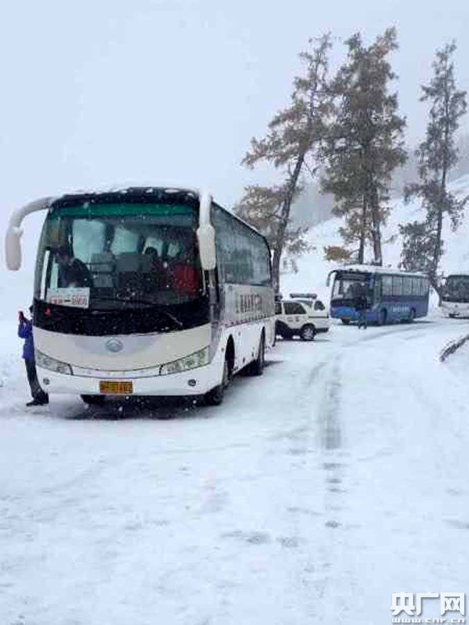 新疆喀纳斯景区强降雪 道路封闭 游客受阻(图)