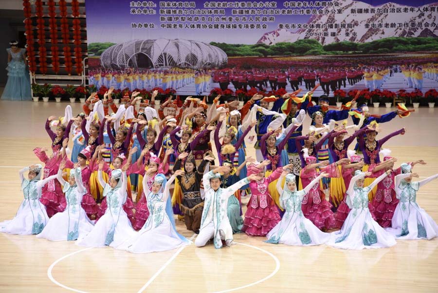 人体育健身大会健身球操交流活动在新疆奎屯开