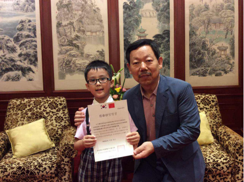 北京麦田影视与小童星张宪同签约仪式在京举行