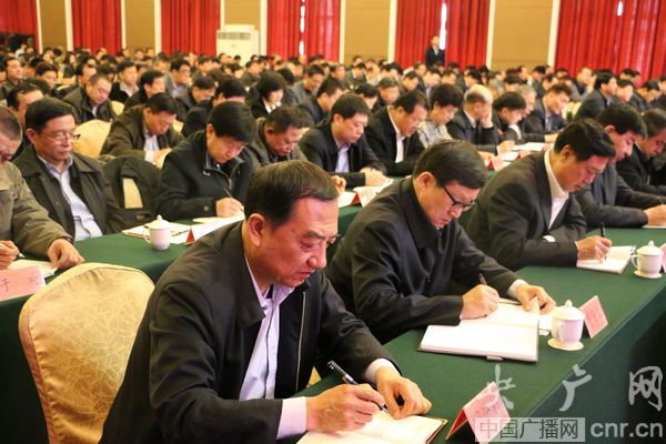 新疆维吾尔自治区召开干部大会传达贯彻全国两