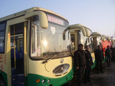 伊宁首条欧二标准公交线路投入营运